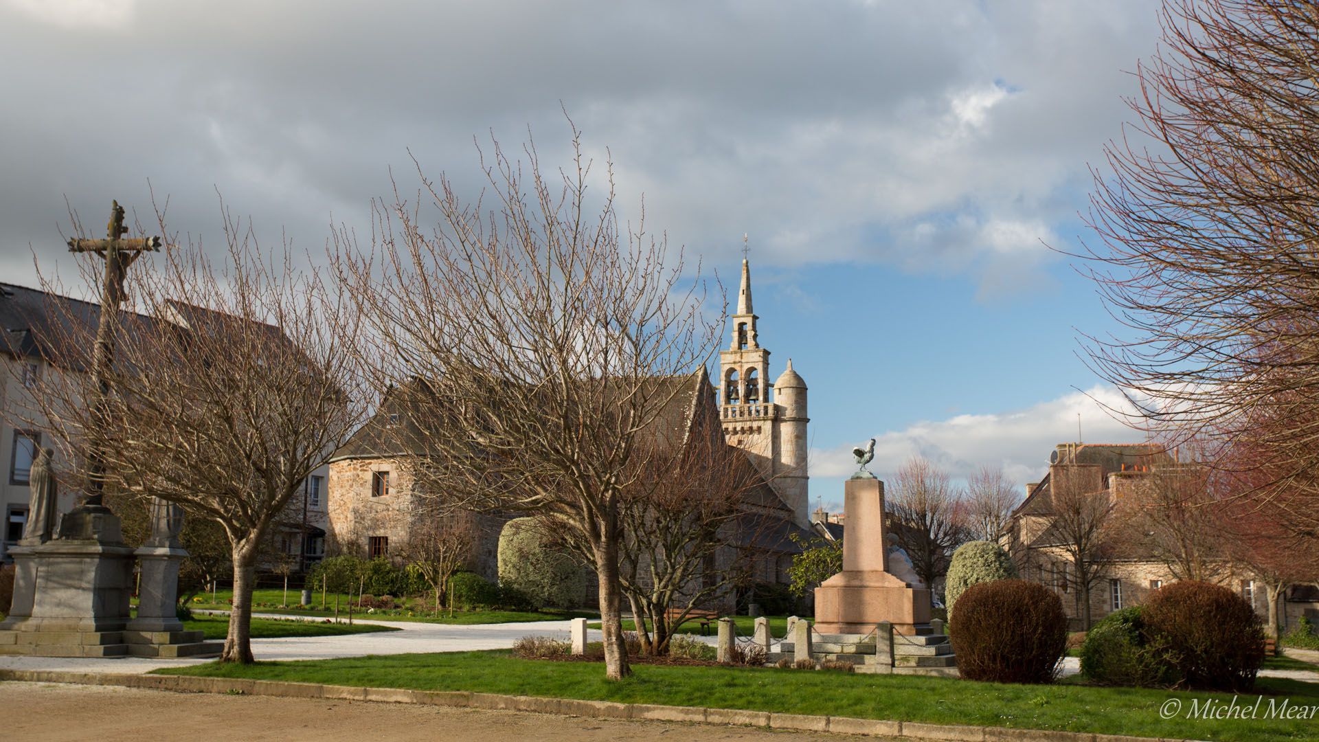 Place de l'eglise Lézardrieux